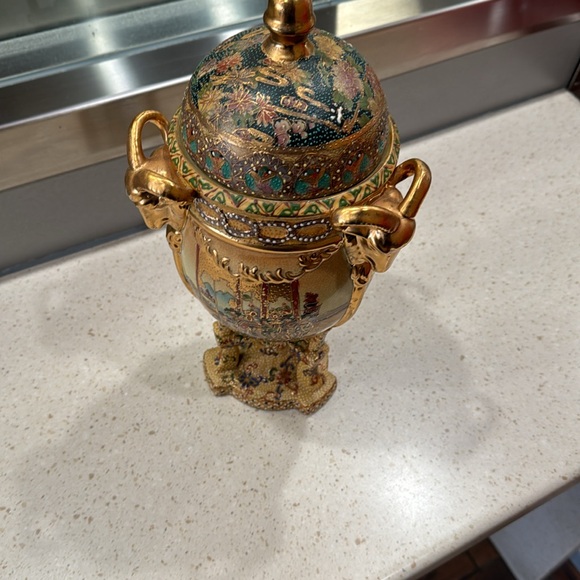 VINTAGE ROYAL SATSUMA VASE, TRIPLE HANDLE, HAND PAINTED, JAPANESE - Picture 2 of 11